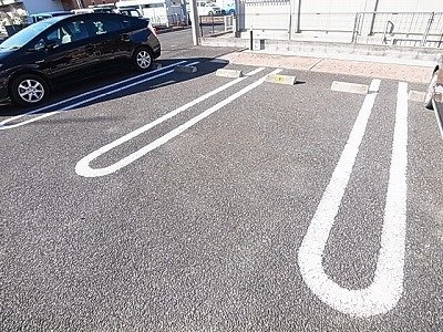 エレガンツァ　フィオーレの駐車場