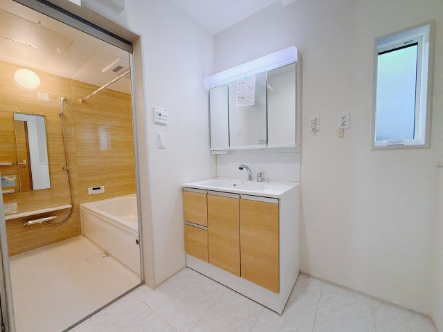 【新築戸建】前橋市江田町の独立洗面台|■洗面室｜洗濯機を置いてもゆとりある広さの洗面脱衣室です♪三面鏡の洗面化粧台なので身支度もしやすくおしゃれが好きな方にも嬉しい設計です♪窓があるので換気の際も楽ちんです♪