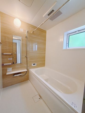 【新築戸建】前橋市江田町の浴室|■浴室｜大人が足を伸ばしても入れる広々浴槽ですので、肩まで浸かって体全体をしっかり温められます。大きな窓がついておりますので、湿気で篭りがちなバスルームも換気することができます( ＾＾ )