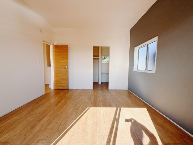 【新築戸建】前橋市江田町の寝室|■主寝室｜主寝室には夢のウォークインがございます♪お洋服やバッグだけでなく、増えていくお洋服やご家族での思い出の品もしっかりと収納します( ＾＾ )