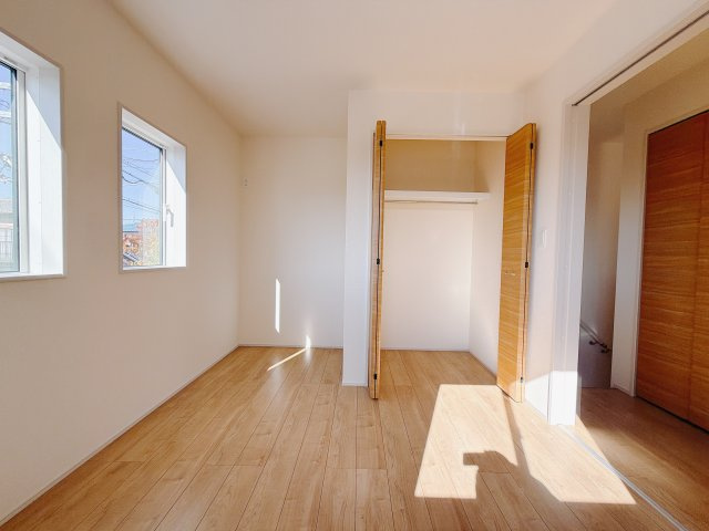 【新築戸建】前橋市江田町の洋室|■2階洋室｜2階各居室には収納をご用意しています♪常にお部屋を綺麗に保てます！小さなお子様も自然とお片付けができるようになるのでうれしいですよね！