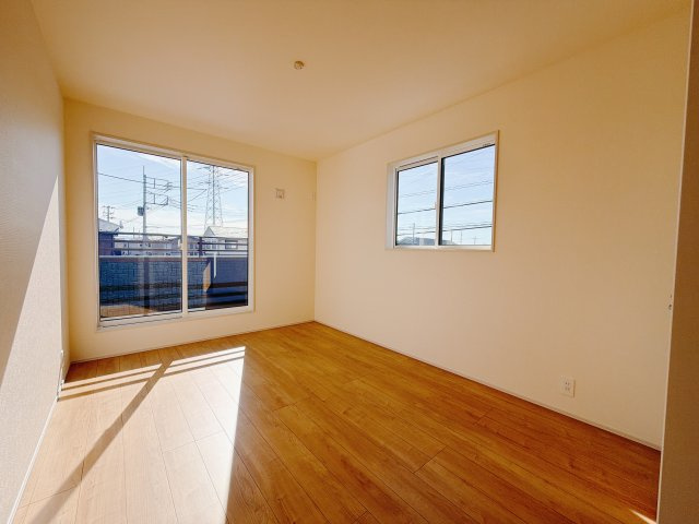 【新築戸建】前橋市江田町の洋室|■2階洋室｜階洋室には大きな窓をご用意しています。日中はあたたかな日差し差し込み自分時間も充実できますね＾＾