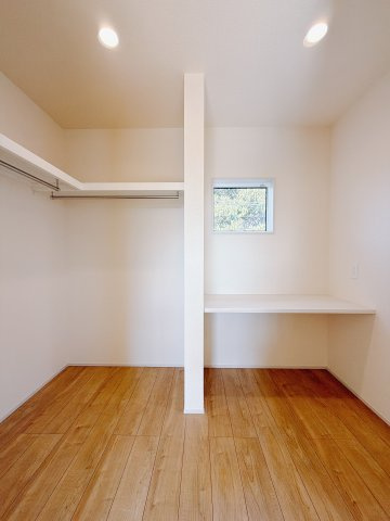 【新築戸建】前橋市江田町の収納|■WIC｜お気に入りのお洋服もシワを作らずきれいに管理ができる夢のウォークインクローゼット！今お使いの収納ケースもスッポリそのまま収まる広さです♪