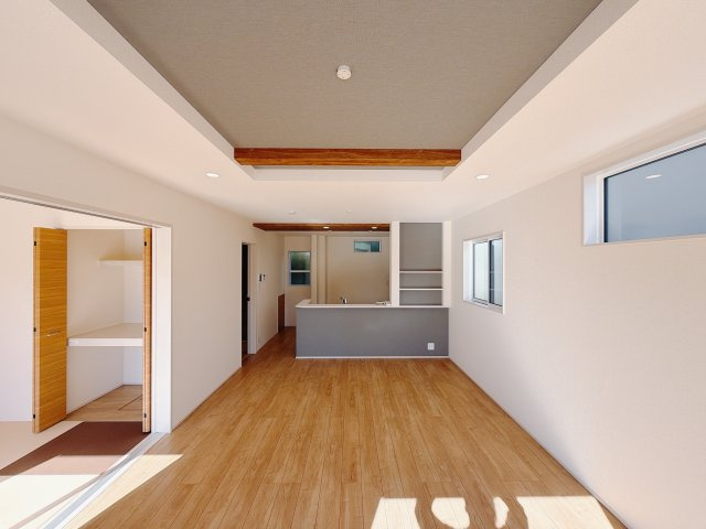 【新築戸建】前橋市江田町の居間・リビング|■リビング｜時の流れと共に陽射しは装いを変え空間に新たな彩りを与えます。一日中家に居ても飽きることなく過ごすことができる素敵な空間です♪