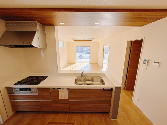 【新築戸建】前橋市江田町のキッチン|■リビング｜キッチンからの眺望です。リビングダイニングで寛ぐご家族の様子も、和室でお昼寝中のお子様の様子も見ることができる「絆を深めるプランニング」です( ＾＾ )