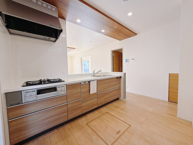 【新築戸建】前橋市江田町のキッチン|■キッチン｜ワークトップ下には、圧力鍋やパスタ鍋などのかさばる調理器具もラクラク収納可能なスライド収納！ものが溢れがちなキッチン回りもスッキリきれいに管理ができます♪