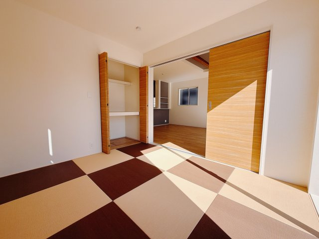 【新築戸建】前橋市江田町の和室|■1階和室｜リビングと繋がっている和室は、お子様の様子を見守りながらお洗濯物を畳んだり、家事の合間のちょっとした休憩やのんびりお昼寝にも♪セカンドリビングとしてもお使いいただけます。
