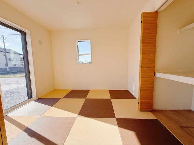 【新築戸建】前橋市江田町の和室|■1階和室｜和室でしか味わえない畳ならではの香りや素材で和のやすらぎを感じてください♪休日はお子様とお昼寝するのにも最適です！
