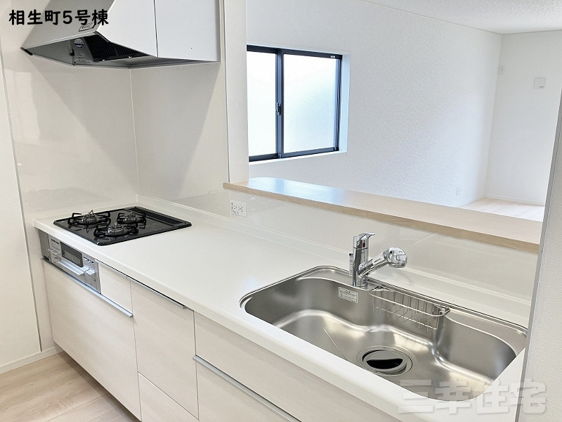 碧南市相生町のキッチン|キッチンから暖かな陽が差しこむリビングに向かってご家族の笑顔を見ながらお料理できる対面キッチンです♪