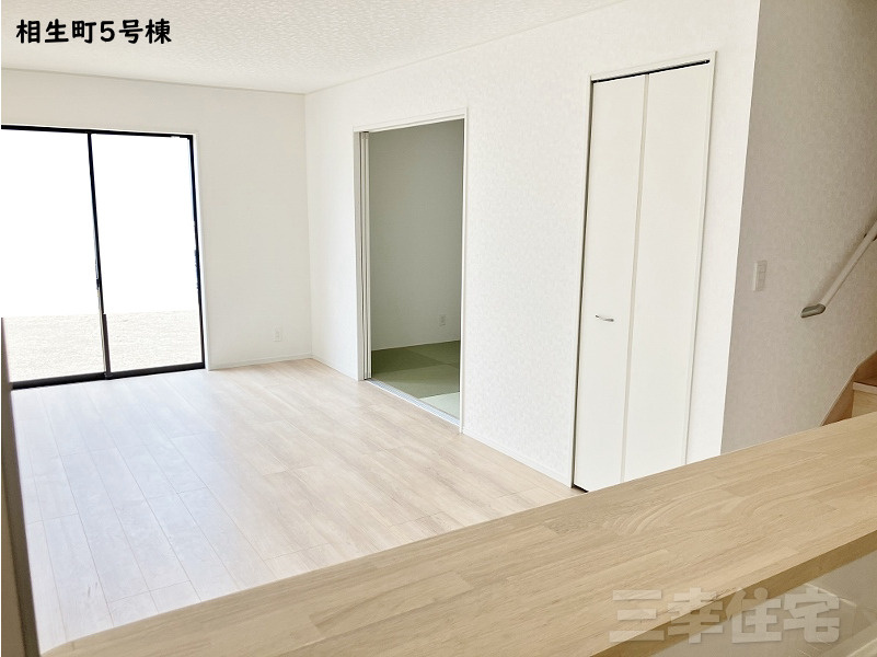 碧南市相生町の居間・リビング|リビング18.2帖+洋風和室4帖は22.2帖の開放感ある大空間に