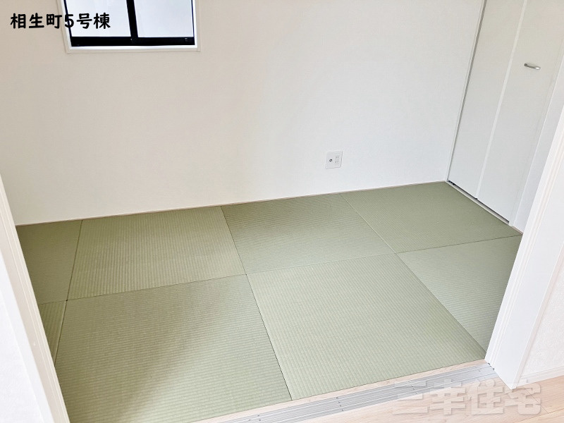 碧南市相生町の和室|洋風和室4帖。頭のいい子はやっている学習机を置いてリビングのそばで勉強をしてはいかが