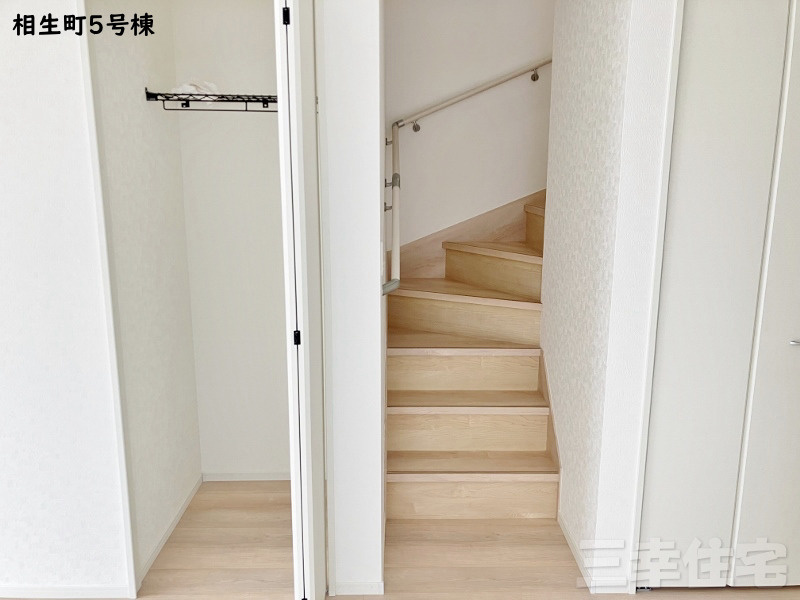 碧南市相生町の設備|リビングイン階段。「おかえり」を伝えれる間取り
