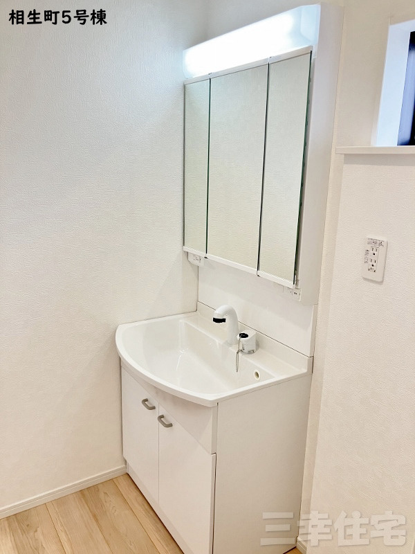 碧南市相生町の洗面所|洗髪洗面化粧台。曇り止めヒーターを内蔵しており、湯気による鏡面のくもりを抑えます