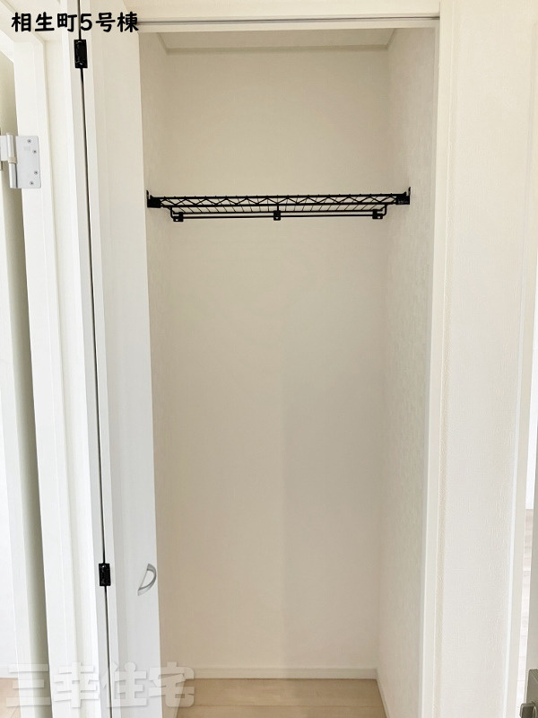 碧南市相生町の収納|2階の収納。上部にラックが付いているからデッドスペースを上手に活用