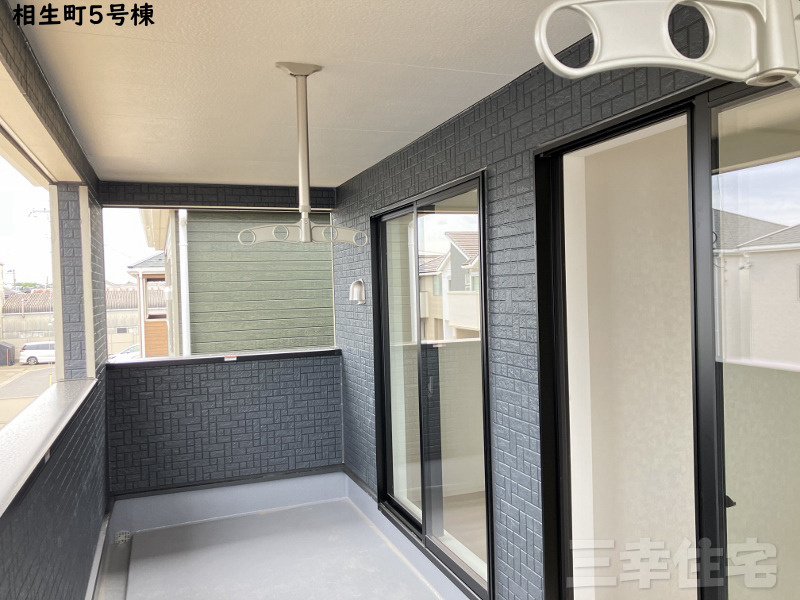 碧南市相生町のバルコニー|主寝室と洋室、2つの部屋にまたがるワイドバルコニーは屋根がついています！