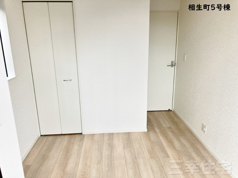 碧南市相生町の洋室|洋室5帖。このお部屋からも屋根のあるバルコニーにいけます