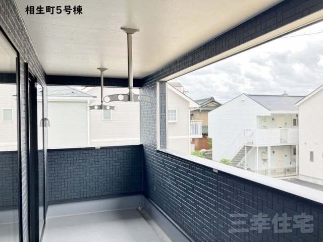 碧南市相生町のバルコニー|陽光・通風を確保した南向きの快適空間。屋根のあるバルコニーで夜は家族全員で星を眺める贅沢なひと時を♪