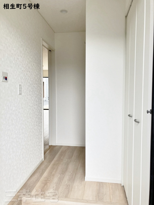 碧南市相生町の玄関|明るく清潔感あるホワイトベースの玄関。爽やかな風が吹き抜けます！