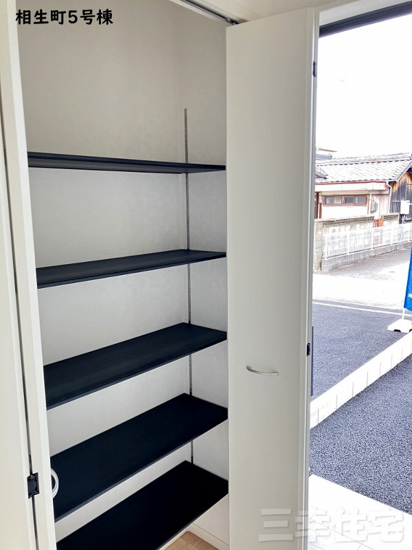 碧南市相生町の収納|玄関の収納は大容量です。お好きな高さに調節できる可動棚、ブーツの収納もラクラクです♪