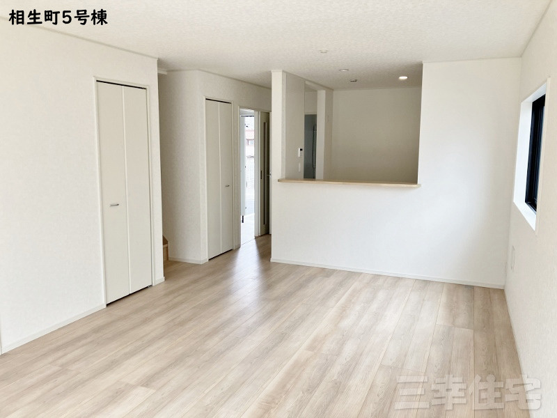 碧南市相生町の居間・リビング|とっても明るい南向きのリビング18.2帖