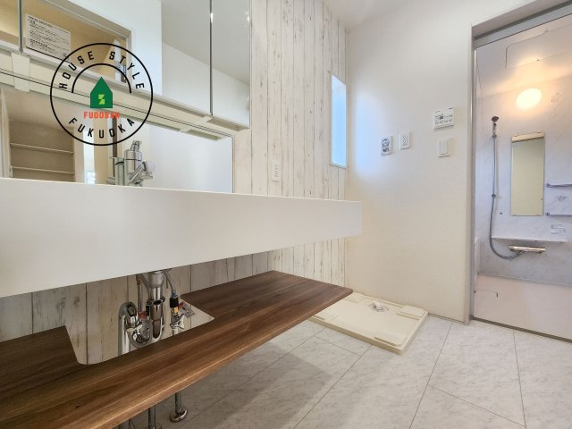 福岡市早良区飯倉3丁目第1-2棟(1号棟)の脱衣所|ゆとりの洗面スペースで朝の身支度もスムーズに。暮らしを快適に変えるシャワー付洗面台です！