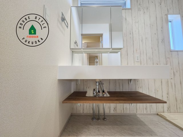 福岡市早良区飯倉3丁目第1-2棟(1号棟)の独立洗面台|毎日使うものだから清潔な空間を保ちたい水回り。洗面にはそんな願いを解消させてくれる収納アイデアが満載です。三面鏡の裏側にはキャビネットが現れ小物から背の高い物まで収納できます。