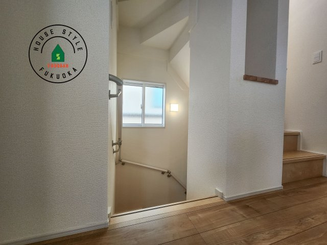 福岡市早良区飯倉3丁目第1-2棟(1号棟)の内装|＜手すり付階段＞手すりがないと階段の昇り降りで危険なことはもちろん、壁に手をつきながら歩くことで壁紙が汚れやすくなります。すべての方に快適に昇り降りしていただくため、手すりを設置しました。