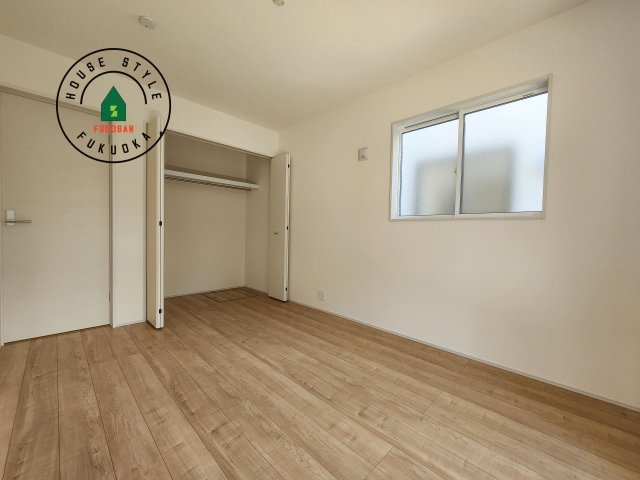 福岡市早良区飯倉3丁目第1-2棟(1号棟)の寝室|主寝室には収納力に優れたクローゼットがありますので、お部屋もすっきり片付きます。