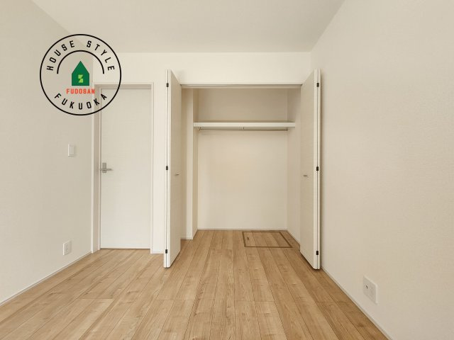 福岡市早良区飯倉3丁目第1-2棟(1号棟)の収納|洋服や大きな荷物が多い方や人数の多いご家族などは、一般的なクローゼットよりもウォークインクローゼットのほうが使い勝手が良いです。