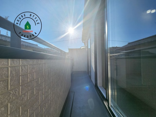 福岡市早良区飯倉3丁目第1-2棟(1号棟)のバルコニー|風をしっかりと感じられるバルコニーでは、毎日が洗濯日和です。広々としているので洗濯も楽しくなるでしょうし、気分転換にバルコニーからの眺めを楽しむのもいいでしょう。