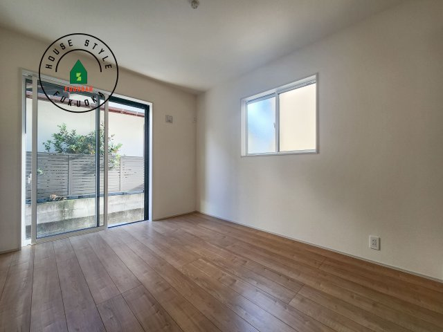 福岡市早良区飯倉3丁目第1-2棟(1号棟)の洋室|採光良好な洋室は全居室、複層ガラスの遮熱効果と断熱効果で、一年中快適に過ごせます。