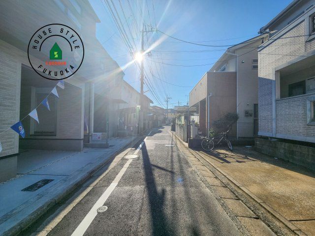 福岡市早良区飯倉3丁目第1-2棟(1号棟)の前面道路含む現地写真|前面道路は閑静な住宅地をはしる車通りの少ない道路。お車の出し入れが苦手なママや小さなお子様にも安心ですね。しっかり舗装もされているので、ベビーカーや自転車で通っても快適に通行できます。前面道路です。