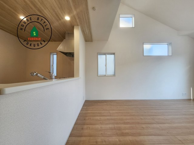 福岡市早良区飯倉3丁目第1-2棟(1号棟)のダイニング|キッチンから立ち込める香りが今日の料理を期待させます。