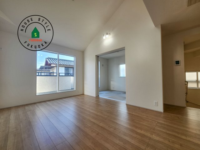 福岡市早良区飯倉3丁目第1-2棟(1号棟)の居間・リビング|キッチンからリビングをしっかり確認できます。家族の笑顔があふれる空間になりそうですね。