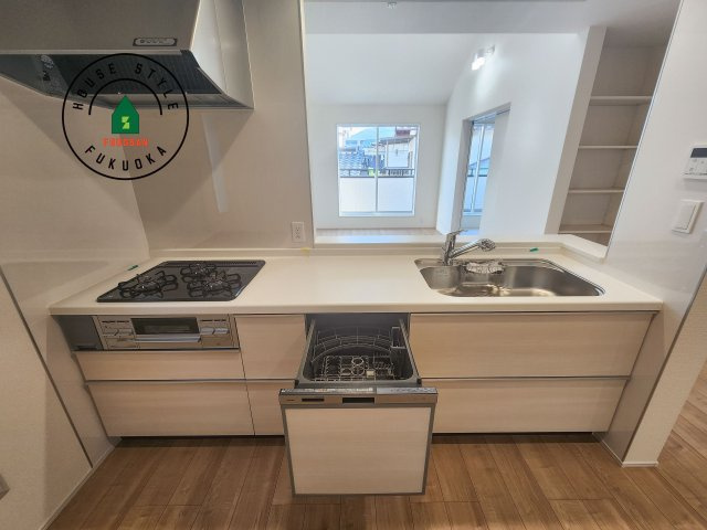 福岡市早良区飯倉3丁目第1-2棟(1号棟)のキッチン|ご家族を近くに感じられる対面キッチンのLDK。会話もはずみそうですね。