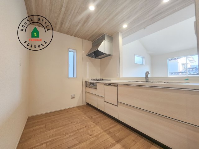 福岡市早良区飯倉3丁目第1-2棟(1号棟)のキッチン|ダイニングテーブルへの配膳がラクラク、お料理はかどるカウンター付きシステムキッチン！