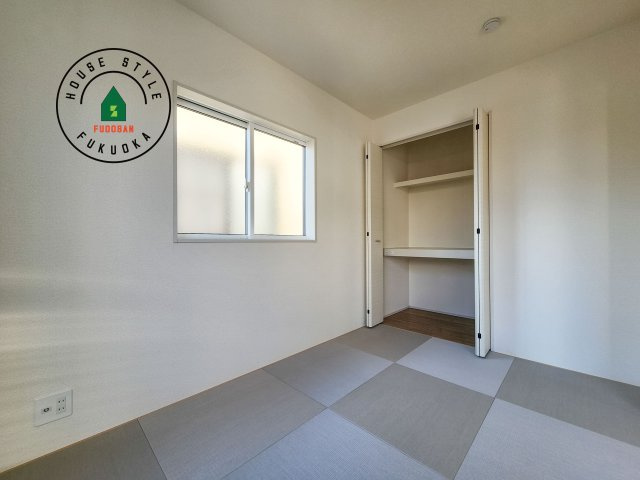 福岡市早良区飯倉3丁目第1-2棟(1号棟)の和室|和室を上手に活用すると暮らし方の幅が広がります。例えば普段は開け放して、子供の小さいうちはお昼寝や遊びのスペースに。畳はソフトなので転んでもケガをしにくく安心です