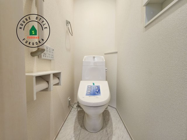 福岡市早良区飯倉3丁目第1-2棟(2号棟)のトイレ|温水洗浄便座を完備しております。2ヶ所にトイレがあるのは朝の慌ただしい時間も安心です。