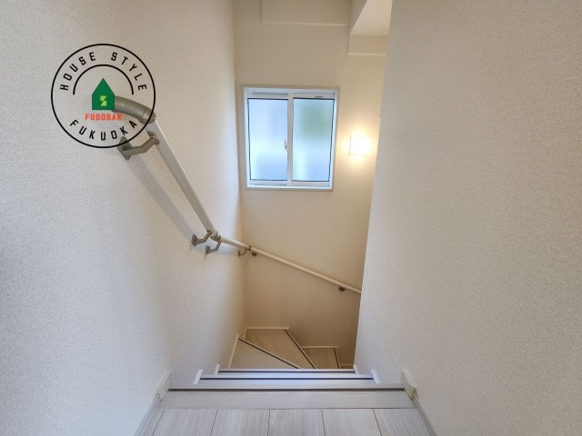 福岡市早良区飯倉3丁目第1-2棟(2号棟)の内装|＜手すり付階段＞手すりがないと階段の昇り降りで危険なことはもちろん、壁に手をつきながら歩くことで壁紙が汚れやすくなります。すべての方に快適に昇り降りしていただくため、手すりを設置しました。