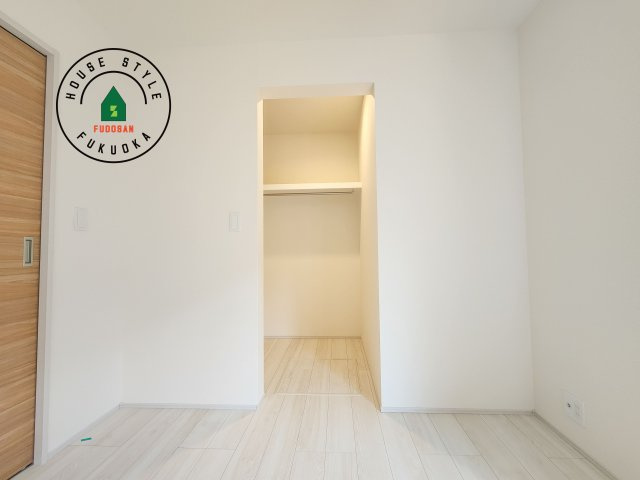 福岡市早良区飯倉3丁目第1-2棟(2号棟)の収納|洋服や大きな荷物が多い方や人数の多いご家族などは、一般的なクローゼットよりもウォークインクローゼットのほうが使い勝手が良いです。