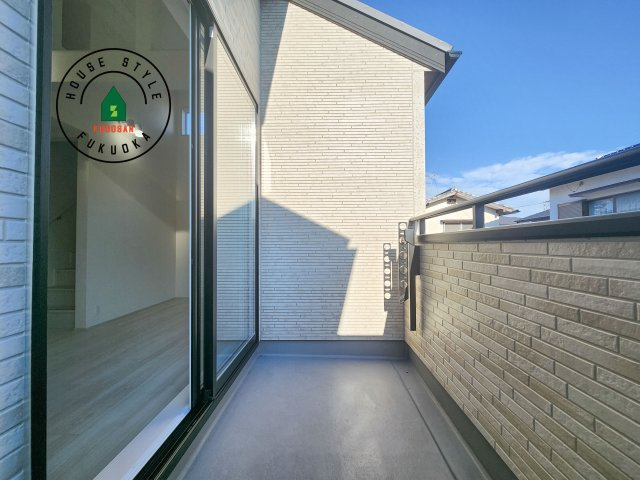 福岡市早良区飯倉3丁目第1-2棟(2号棟)のバルコニー|風をしっかりと感じられるバルコニーでは、毎日が洗濯日和です。広々としているので洗濯も楽しくなるでしょうし、気分転換にバルコニーからの眺めを楽しむのもいいでしょう。