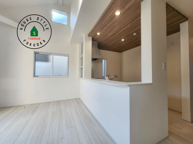 福岡市早良区飯倉3丁目第1-2棟(2号棟)のダイニング|キッチンから立ち込める香りが今日の料理を期待させます。