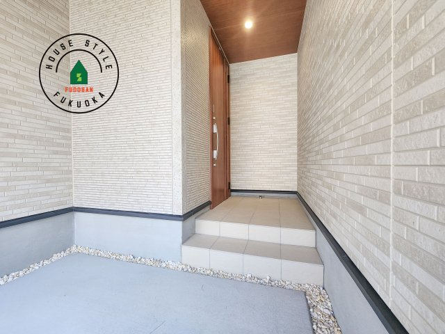 福岡市早良区飯倉3丁目第1-2棟(2号棟)の玄関|おでかけの時も帰った時も、「我が家」を最初に感じでもらえる素敵な空間に。