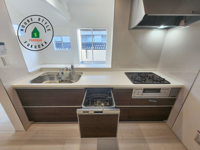 福岡市早良区飯倉3丁目第1-2棟(2号棟)のキッチン|ご家族を近くに感じられる対面キッチンのLDK。会話もはずみそうですね。