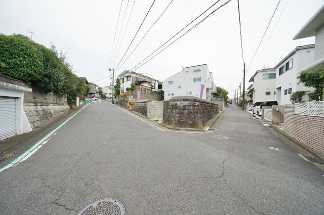 【横浜市旭区白根6丁目41-2全2棟新築戸建て】★仲介手数料無料★（不動丸小学校・鶴ケ峯中学校）の前面道路含む現地写真