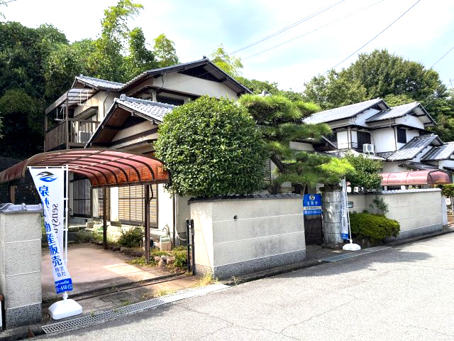 熊取町自由が丘1丁目　古家付き土地の外観|建築条件なし土地。土地74.64㎡、間口約15ｍ×前道約6.3ｍのゆったりとしたサイズです。