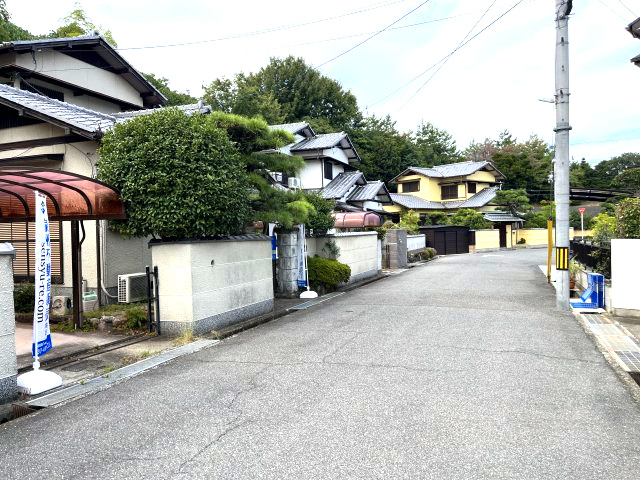 熊取町自由が丘1丁目　古家付き土地の前面道路含む現地写真|建築条件なし土地。土地74.64㎡、間口約15ｍ×前道約6.3ｍのゆったりとしたサイズです。