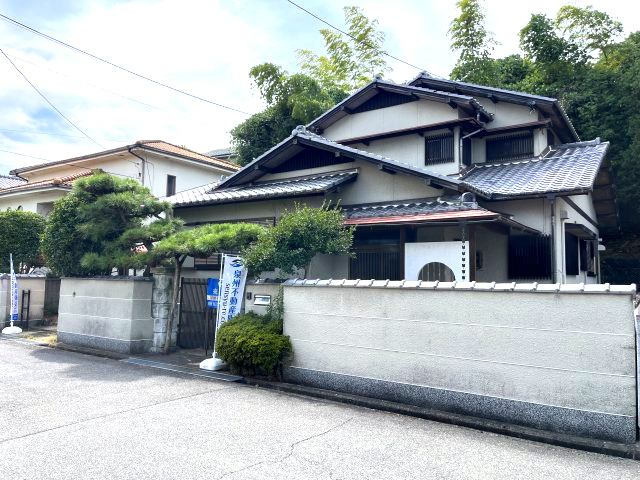 熊取町自由が丘1丁目　古家付き土地の前面道路含む現地写真|建築条件なし土地。土地74.64㎡、間口約15ｍ×前道約6.3ｍのゆったりとしたサイズです。