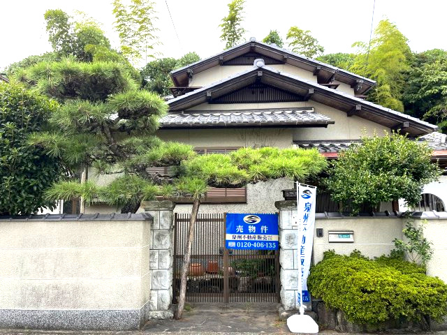 熊取町自由が丘1丁目　古家付き土地の外観|建築条件なし土地。土地74.64㎡、間口約15ｍ×前道約6.3ｍのゆったりとしたサイズです。