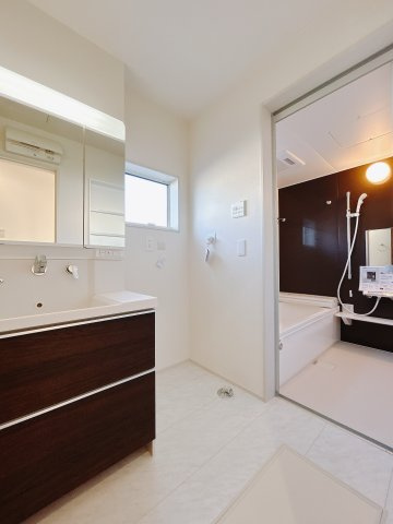 【新築戸建】第3高崎片岡の独立洗面台|■洗面室｜ゆとりのある洗面脱衣室ではお子様と並んで歯磨きもできるので一緒に成長を楽しめます♪ひろびろとした洗面室で、朝の準備も楽しくなります☆.*